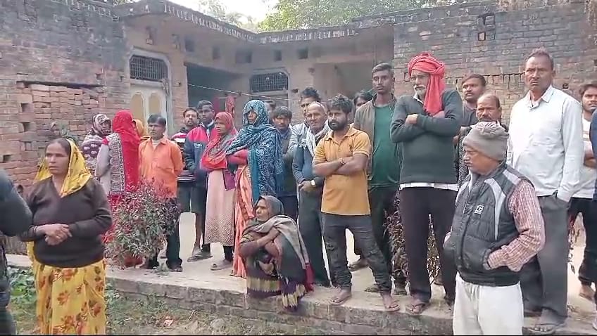 प्रतापगढ़ में तीन मासूम बच्चों संग महिला ने लगाई फांसी, चाराें की मौत
