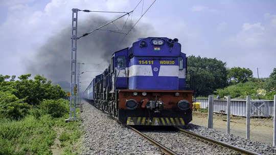 रायबरेली में रेलवे ट्रैक पर मिट्टी का ढेर देख लाेकाे पायलट ने राेकी ट्रेन, हादसा टला