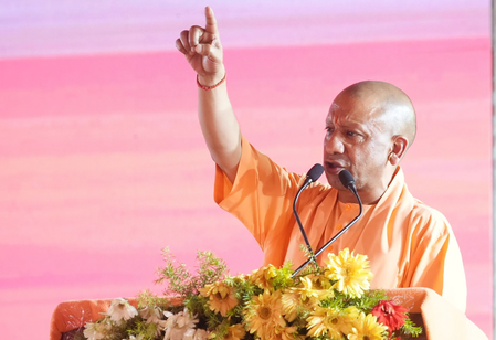 गौतमबुद्ध नगर पहुंचे सीएम योगी, दो परियोजनाओं की देंगे सौगात