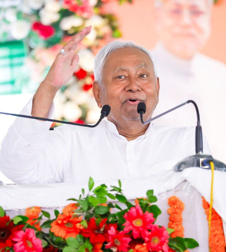 बिहार : चंपारण दौरे पर मुख्यमंत्री जनता को देंगे करोड़ों की सौगात, जेडीयू एमएलसी ने लालू परिवार पर साधा निशाना