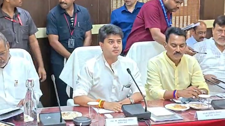 ग्वालियर की बदहाल सड़कों पर सिंधिया का सख्त रुख, मैराथन बैठक में दिए निर्देश