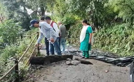 मसूरी में भूस्खलन से हर दिन 2 से 3 फीट नीचे धंस रही, घरों के गिरने की आशंका