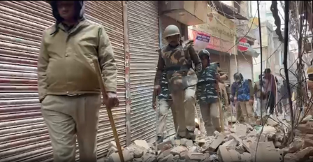 वाराणसी के चर्चित दालमंडी बाजार में ध्वस्तीकरण की कार्रवाई जारी, 8 मकान तोड़े गए