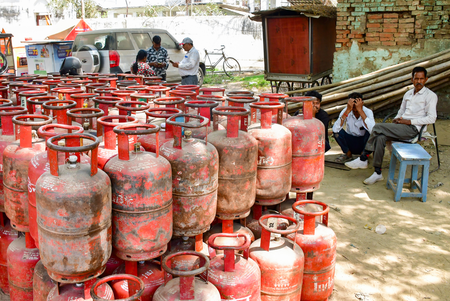 कानपुर, मुरादाबाद व टोंक में आसानी से मिल रहा गैस सिलेंडर, ग्राहकों को नहीं लगानी पड़ रही लाइन