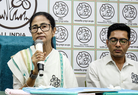 कलकत्ता हाईकोर्ट ने ममता बनर्जी और अभिषेक बनर्जी को कोर्ट की अवमानना ​​का नोटिस भेजा