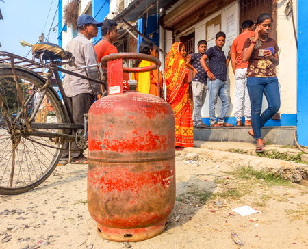 वाराणसी में गैस सिलेंडर लीक से हादसा, मकान ढहने से दो की मौत