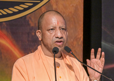 स्वास्थ्य सेवाओं के विस्तार को गुणवत्ता और आधुनिक तकनीक से जोड़ें : सीएम योगी