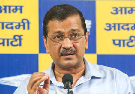 चलती बस गैंगरेप मामले पर गरमाई राजनीति, केजरीवाल ने व्यवस्था पर उठाए सवाल