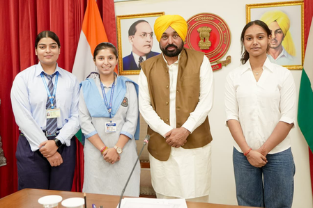 पंजाब बोर्ड इंटरमीडिएट की तीनों टॉपर छात्राओं से मिले सीएम भगवंत मान, 416 सरकारी स्कूलों ने दिए 100 फीसदी परिणाम