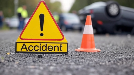 यूपी के अमेठी में भीषण सड़क हादसा: तेज रफ्तार ट्रक की टक्कर से 3 युवकों की मौत