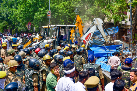 हाईकोर्ट के आदेश पर लखनऊ में चला बुलडोजर, 240 वकीलों के चैंबर ध्वस्त