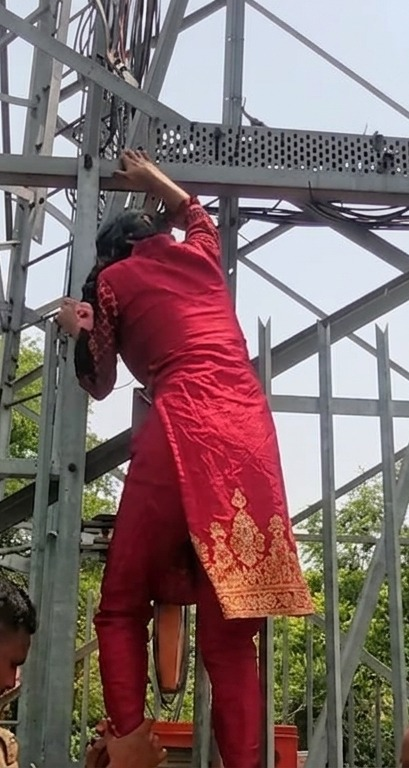 झारखंड में प्रेमी को पुलिस से छुड़ाने के लिए मोबाइल टावर पर चढ़ी 'प्रेम की दीवानी', पंद्रह दिन में तीन घटनाएं