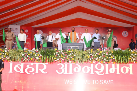 बिहार : सीएम सम्राट चौधरी ने 80 अग्निशमन वाहनों को दिखाई हरी झंडी, आधुनिक तकनीक और तेज सर्विस मिलेगी