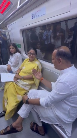 दिल्ली: सीएम रेखा गुप्ता ने की ‘मेट्रो मंडे’ की शुरुआत, मेट्रो से पहुंचीं कार्यालय