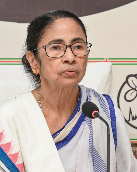भतीजे अभिषेक से मिलने अस्पताल पहुंचीं ममता बनर्जी, भाजपा पर साधा निशाना