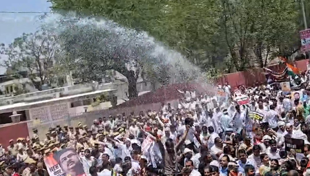 जयपुर में नीट पेपर लीक के विरोध प्रदर्शन के दौरान कांग्रेस कार्यकर्ताओं और पुलिस में झड़प