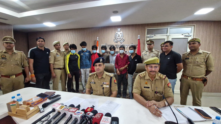 चोरी की वारदातों में शामिल सात आरोपी गिरफ्तार, चोरी का सामान और अवैध हथियार बरामद