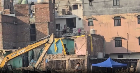दिल्ली के शालीमार बाग में अवैध निर्माणों पर बुलडोजर एक्शन, दूसरे दिन भी जारी रहा अभियान
