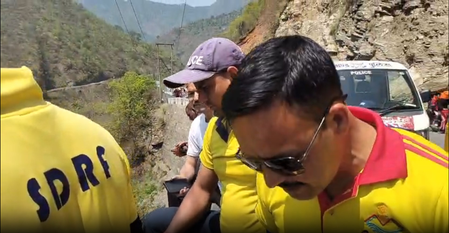 देवप्रयाग में बड़ा हादसा, 200 मीटर गहरी खाई में गिरा वाहन, तीन लोगों की मौत