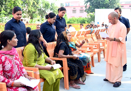 यूपी : सीएम योगी का अधिकारियों को निर्देश, 'हर जरूरतमंद को दिलाएं कल्याणकारी योजनाओं का लाभ'