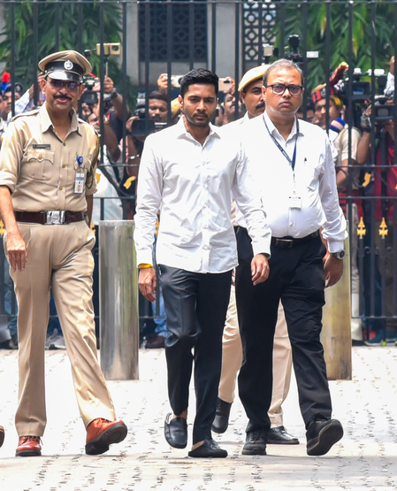 'स्कूल-नौकरी के बदले पैसे' मामले में पूछताछ के लिए अभिषेक बनर्जी आज ईडी के सामने पेश होंगे