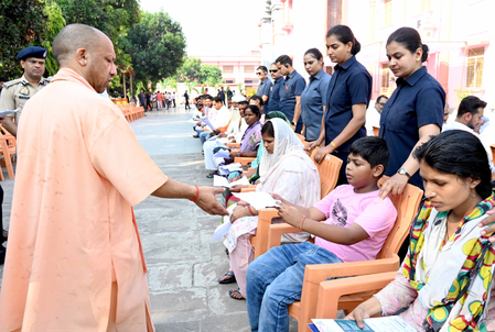 आर्थिक सहायता हो या आवास, सरकार हर जरूरत पर खड़ी है साथ : सीएम योगी
