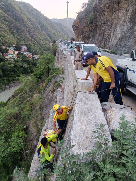 उत्तराखंड के रुद्रप्रयाग में एक व्यक्ति गहरी खाई में गिरा, एसडीआरएफ ने किया रेस्क्यू