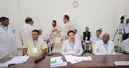 झारखंड राज्यसभा चुनाव के लिए मतदान जारी, बसों से पहुंचे एनडीए विधायक
