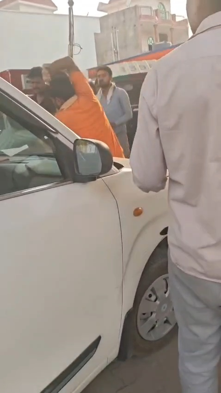 ग्रेटर नोएडा में पेट्रोल पंप पर मारपीट, टैक्सी चालक की पिटाई का वीडियो वायरल