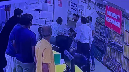 नोएडा : केप टाउन सोसायटी में हाईवोल्टेज ड्रामा, मेंटेनेंस स्टाफ से मारपीट का वीडियो वायरल