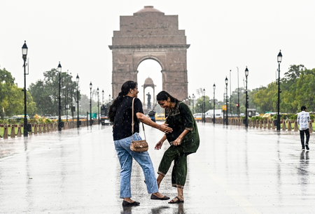 दिल्ली-एनसीआर में राहत: हफ्तेभर 40°C से नीचे रहेगा तापमान, 26-29 जून को बारिश के आसार