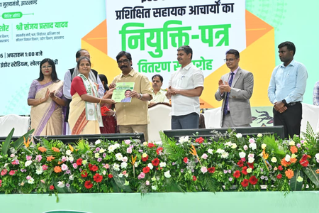 झारखंड में 1,042 सहायक आचार्यों को नियुक्ति पत्र, सीएम हेमंत सोरेन बोले- आपके कंधों पर भविष्य गढ़ने की जिम्मेदारी