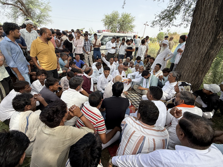 सड़क पर गिरे हाईटेंशन वायर ने ली तीन लोगों की जान, परिजनों का विरोध