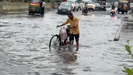 एनसीआर में मानसून का असर, बारिश और जाम से जनजीवन प्रभावित