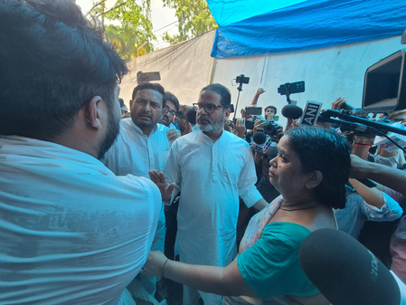 बिहार में बंटी यादव के घर पहुंचे प्रशांत किशोर, दोषियों पर कार्रवाई की उठाई मांग