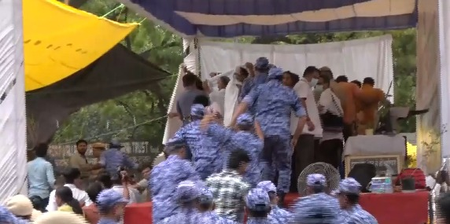 सोनम वांगचुक को अस्पताल ले गई पुलिस, अभिजीत दिपके बोले- जबरन उठाया गया