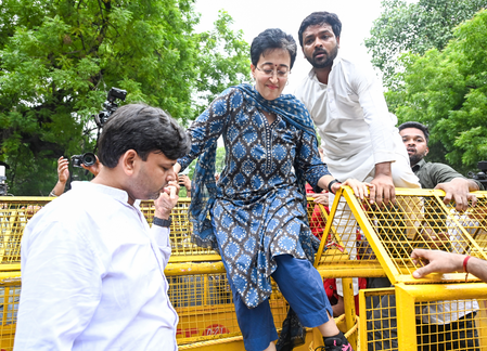 जंतर-मंतर पर छात्रों के प्रदर्शन को समर्थन देने पहुंचे आप नेताओं ने की शिक्षा मंत्री के इस्तीफे की मांग