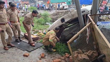 ग्रेटर नोएडा में बड़ा हादसा, सरिया से भरा ट्रक नाले में पलटा; चालक की मौत