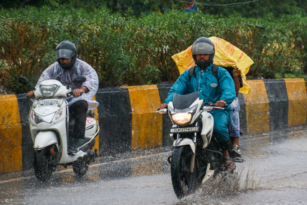 दिल्ली-एनसीआर में बारिश का दौर शुरू, भीषण गर्मी से मिलेगी राहत
