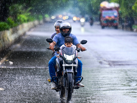 सावन के पहले सोमवार पर मेहरबान रहेगा मौसम, दिल्ली-एनसीआर के लिए येलो अलर्ट