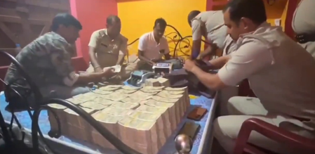 पश्चिम बंगाल में रेत माफिया पर शिकंजा, 5.5 करोड़ कैश और 15 किलो सोना बरामद