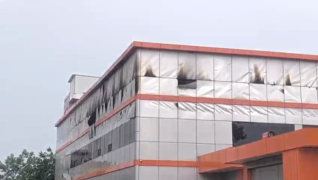 ग्रेटर नोएडा में बड़ा हादसा: चिप फैक्ट्री में आग, दीवार ढहने से दो फायरकर्मियों की दर्दनाक मौत