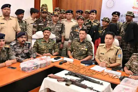झारखंड के दलमा में बड़ी नक्सली साजिश नाकाम, इनामी नक्सलियों की गिरफ्तारी के बाद हथियारों का जखीरा बरामद