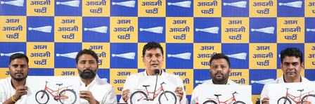 दिल्ली में छात्राओं की साइकिल योजना पर सियासत तेज, 'आप' ने लगाया 90 करोड़ रुपए के घोटाले का आरोप
