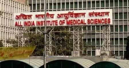 एम्स दिल्ली में मरीज की सुरक्षा से खिलवाड़ पर गिरी गाज! बदसलूकी करने वाले गार्ड को प्रशासन ने तुरंत निकाला