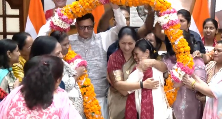 विद्या वाहिनी योजना के तहत महिलाओं को साइकिलें, CM से मुलाकात के दौरान भावुक हुईं महिलाएं