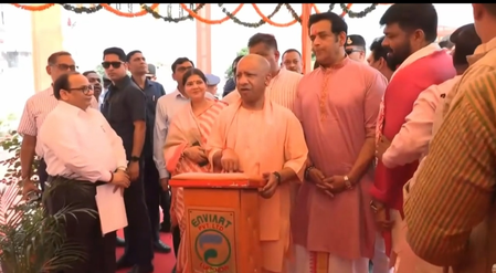 सीएम योगी ने ली चुटकी, पूछा- ‘रवि किशन और कालीबाड़ी बाबा की फिल्म कितनों ने देखी?’
