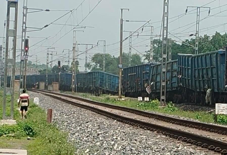 पलामू में कोयला लदी मालगाड़ी के 12 डिब्बे पटरी से उतरे, मुख्य रेल लाइनें सुरक्षित