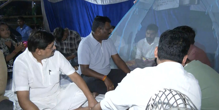 रांची में धरने पर बैठे छात्रों के बीच पहुंची पुलिस, भाजपा नेताओं ने लगाया जबरन हटाने का आरोप