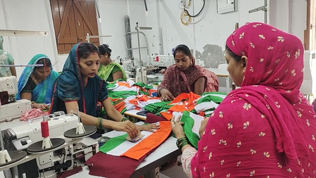 बिहार की जीविका दीदियों को मिला तिरंगा बनाने का काम, 68 हजार झंडे तैयार करने की तैयारी